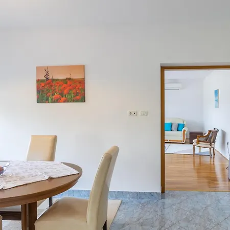 Appartamento Maria 1 With Shared Pool